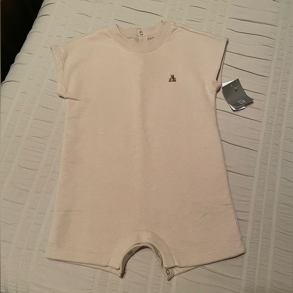 Brand new with tags baby Gap Cream Romper with Bear Logo